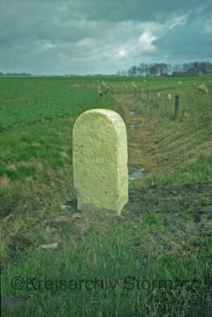 Heide (Kreis Dithmarschen): Hochfeld: Grenzstein