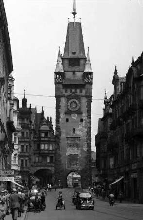 Freiburg i. Br.: Martinstor mit einem Ford