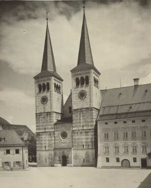 Berchtesgaden (Oberbayern). Ansicht der im romanischen Baustil errichteten Stiftskirche St. Peter und Johannes der Täufer