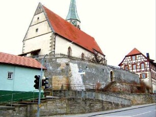 Ansicht von Südwesten mit Kirche über Kirchhofmauer (Wehrgang mit Steinbrüstung und Schießscharten im 19 Jhd abgetragen)