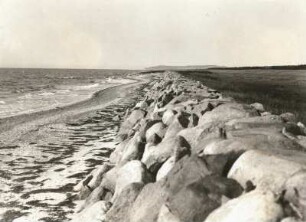 Ostsee, Hiddensee, Schutzmauer aus Felsblöcken im Süden der Insel