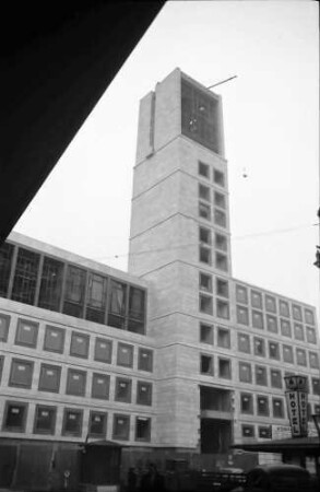 Stuttgart: Rathausturm im Bau, mit Kran auf dem Turm