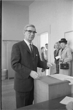 Auszählung der Briefwahlstimmen zur Bundestagswahl 1965.