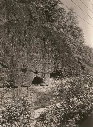 Erzgebirge, Freitaler Becken. Bachofenfelsen bei Hainsberg. Ansicht der beiden Höhlungen im roten Schieferton