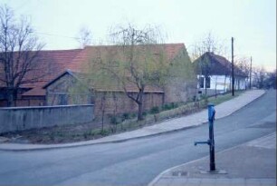 Dorfstraße und Gebäude, Wasserpumpe