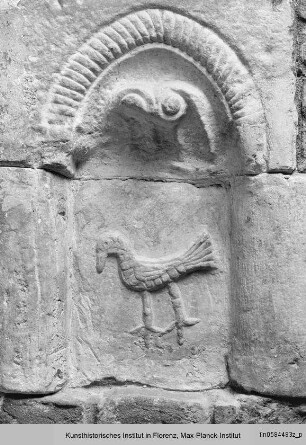 Zu Taufstein gefügte Reliefs : Vogel
