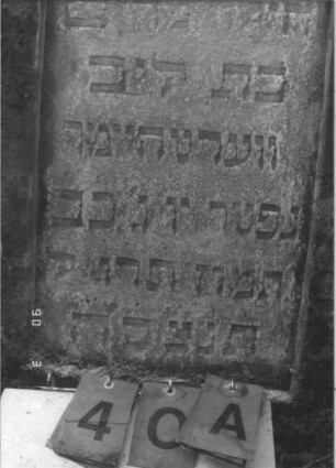 Grabstein 40 (Index: 99608724) Material: Sandstein Zustand: leicht verwittert Maße HxBxT: 86x54x12 cm Beschreibung: Stele mif flachem Spitzgiebel, vertiefter Textteil mit Spitzgiebel Besonderheit: Kindergrab: Grabstein 40A