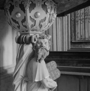 Stralsund. St.-Nikolai-Kirche, Kanzel, Moses als Träger
