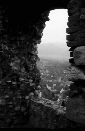 Staufen: Staufener Burg; Mauerfenster und Nischen