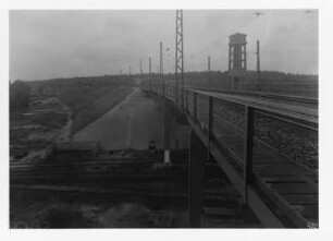 Industrie-Kraftwerk. Eisenbahnbrücke über Werkbahnanlagen, überführt die zweigleisige elektrifizierte Strecke der Grubenbahn (Kohlezufuhr), im Mittelgrund Turmpumpenhaus : Lauta (Niederlausitz). Industrie-Kraftwerk. Eisenbahnbrücke über Werkbahnanlagen, überführt die zweigleisige elektrifizierte Strecke der Grubenbahn (Kohlezufuhr), im Mittelgrund Turmpumpenhaus