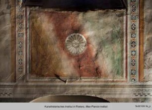 Gemalte Marmorimitation mit stilisierter Blüte : Ostwand