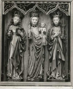Die heilige Katharina, Maria mit dem Kinde und die heilige Barbara : Lauban (Luban/Polen). Magdalenstift. Flügelaltar, Schrein (Ende 15. Jahrhundert). Die heilige Katharina, Maria mit dem Kinde und die heilige Barbara