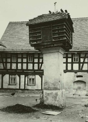 Langenbernsdorf, Nummer 79. Gehöft. Umgebindehaus und Taubenhaus. Hofansicht