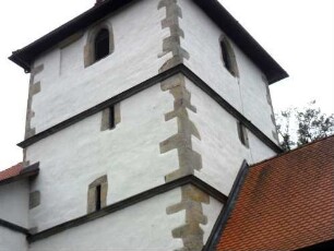 Evangelische Kirche - Kirchturm (romanisch gegründet) von Südosten mit Schießscharten (Schlitzscharten) im Mittelgeschoß sowie gotisch erneuerter Glockenstube