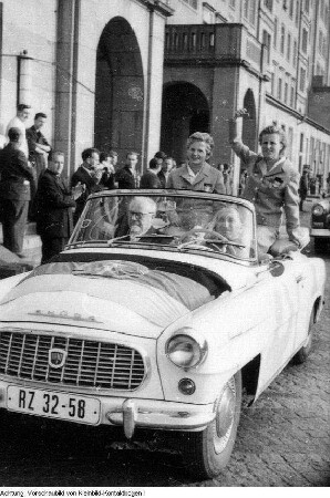 Dresden. Ingrid Krämer, Euphorischer Empfang der Sportlerin nach ihrem Olympiasieg in Rom, 1960 & Sport, 1960-1961