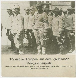 Türkische Truppen auf dem galizischen Kriegsschauplatz. Türkische Mannschaften beim Anbtritt zum Essenfassen nach der Ankunft in einer galizischen Bahnstation