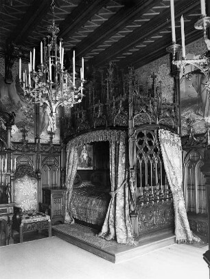 Bett mit neugotischem Baldachin : Bett mit neugotischem Baldachin. Holz, Textiles (1880/1881; J. Hofmann). Schwangau-Hohenschwangau, Schloss Neuschwanstein, Palas, Schlafzimmer