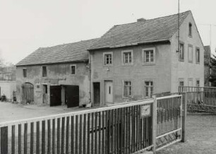 Medingen, Dreiseithof : Medingen (Kreis Kamenz), ehemaliger Dreiseithof, Dorfstraße 26, 2. Hälfte 19. Jahrhundert, Hofansicht des Wohnhauses mit Scheunenanbau