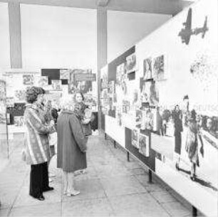 Besucher der Ausstellung der Nationalen Mahn- und Gedenkstätte Sachsenhausen