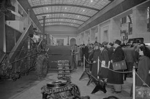 Messebesucher beim Betrachten von Baumaschinen in der Ausstellungshalle der Sowjetunion