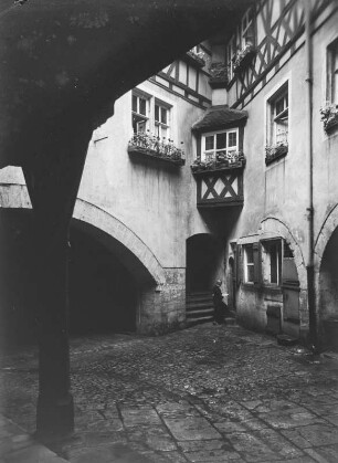 Unbekannter Ort. Innenhof eines Schlosses?