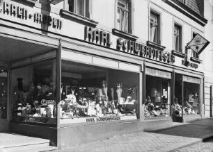 Roßwein. Wohn- und Geschäftshaus, Döbelner Straße 4. (19. Jahrhundert, Fassade, um 1905, Ladeneinbau). Schaufensterdekoration mit Dornbusch-Hemden und Kragen