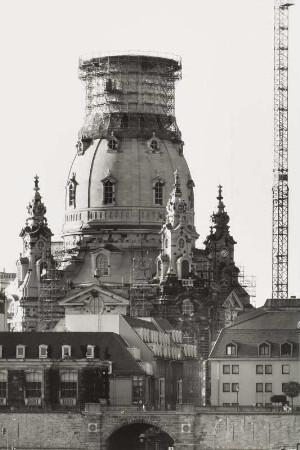 Frauenkirche : Frauenkirche mit eingerüsteter Laterne. Blick vom Neustädter Ufer gegen Brühlsche Terrasse mit Einmündung Münzgasse in das Terrassenufer