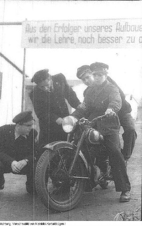 Steinkohle, 27./28. Oktober 1951 & Oelsnitz/Erzgeb. Jugendstadt "Komsomol". Junge Bergleute mit Motorrad - Baracken der Jugendstadt - Hinweisschildern - Versammlungen, Oktober 1951