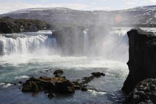 Godafoss-Wasserfall bei Akureyri : Der Godafoss-Wasserfall ("Götter"-Wasserfall) ist hundert Meter breit und fällt 11 Meter tief herab. Aufgenommen am 20. Mai 2012 in der Nähe von Akureyri