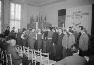 Feierstunde 15 Jahre DDR, Poln. Delegation, Sozial. Brigade Zimmerm., Aktivist Wl. Schmidt