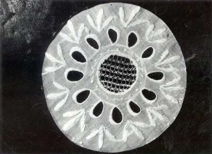 Halstuch aus Drehsa, Detail : Bildende Volkskunst - Flachsfaser. Ort: Droždźij / Drehsa. Ausschnitt eines Halstuches der ehemaligen Bautzener Tracht
