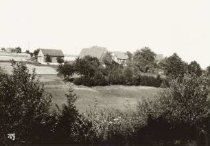 Großschirma-Rothenfurth. Bauernhof. Ansicht über Felder und Obstgarten