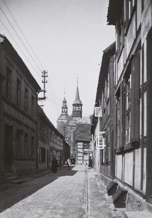 Pyritz, Stadt : Pyritz (Pyrzyce/Polen). Straßenbild, hinten Pfarrkirche St. Mauritius