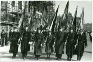 Volkspolizisten am 1. Mai 1949