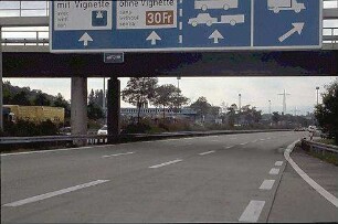 Hauptfahrbahn West (Karlsruhe Richtung Basel): Brücke (B532) von Norden