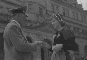 Rothenburg ob der Tauber: Kleines Rothenburger Mädchen mit Fremdenführer