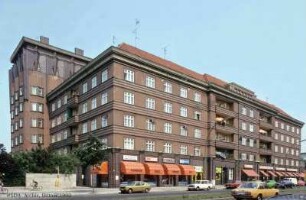 BVG-Autobus-Betriebshof mit Wohnanlage; Berlin, Mitte