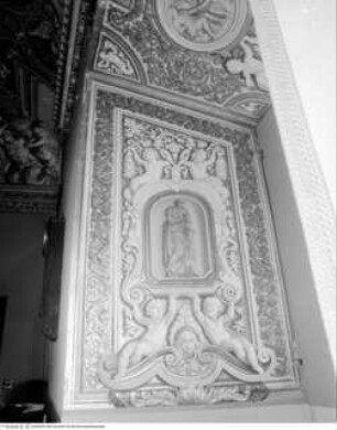 Bemalung der Fenstergewände, rechtes Gewände, Detail: Fortitudo