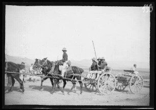 Expedition nach Zeluan (=Selouane, Marokko): Soldaten der Feldartillerie [des spanischen 10. Kavallerie-Regiments "Alcántara"] in hellgestreiften Uniformhosen, dunkler Uniformjacke und Tropenhelmen auf einem Munitionswagen