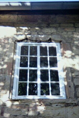 Fenster in der Blasiuskirche mit Jahreszahl im Sturz