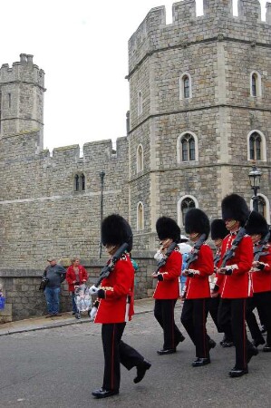 Königliche Garde verlässt Schloss Windsor nach der Wachablösung am Mittag