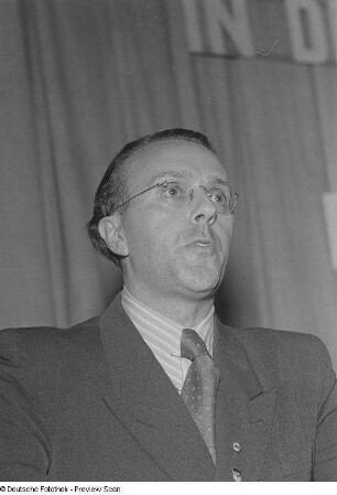 Porträt des neuen Oberbürgermeisters Erich Uhlich