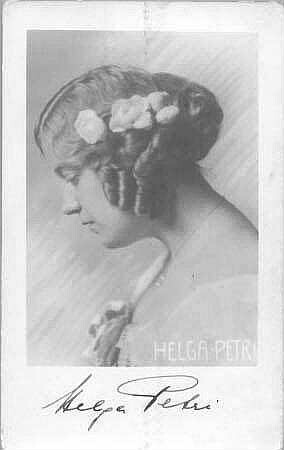 Porträt Helga Petri (1890-1945; Sängerin und Pädagogin). Fotografie (Weltpostkarte mit Autogramm), Dresden? um 1915