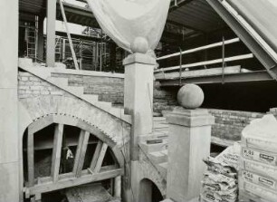 Baustelle Ständehaus, Bauphase Substanzsicherung / Wiederaufbau Dach. Treppenhaus Ostflügel mit neuen Sandsteinsäulen und gemauerten Bögen zur Weiterführung der Treppe in das 1. Dachgeschoss : Dresden-Altstadt, Schloßplatz 1. Baustelle Ständehaus, Bauphase Substanzsicherung / Wiederaufbau Dach. Treppenhaus Ostflügel mit neuen Sandsteinsäulen und gemauerten Bögen zur Weiterführung der Treppe in das 1. Dachgeschoss