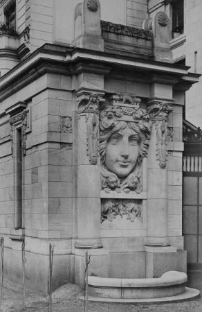 Palais Staudt — Brunnenfigur