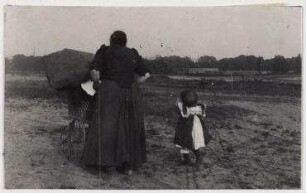 Ohne Titel (Frau mit reisigbeladenem Kinderwagen und Kind)