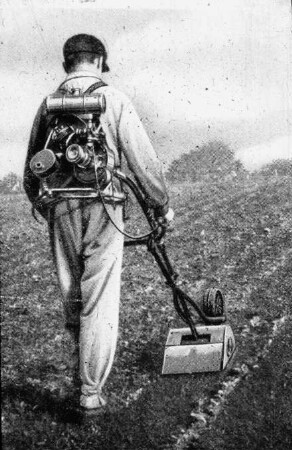 Reihenfräse mit Antrieb über felxible Welle und Motor am Rücken der Arbeitskraft