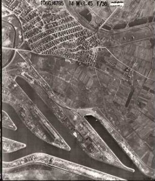 Amerikanische Luftbildaufnahmen von Kriegszerstörungen. Ausrichtung nach Süden. Rheinhafen / Daxlanden