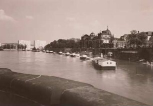Dresden, Blick von der Augustusbrücke elbaufwärts bei Hochwasser : Dresden, Blick von der Georgi-Dimitroff-Brücke (Augustusbrücke) elbaufwärts: Terrassenufer, Brühlsche Terrasse, Dampferanlegestelle, hinten Hotel "Dresden Tourist" und Wohnhaus (Hochhaus) mit Hochwasser , Wasserstand 6m Dresdner Pegel