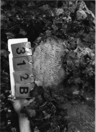Grabstein 312 (Index: 99618436) Maße HxBxT: 100x113x60 cm Besonderheit: kulturhistorisch wertvoll / hist.-wiss. Gründe (Schoah-Opfer); - Doppelgrab für Eheleute: Grabstein 312B